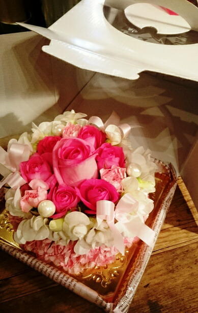 ケーキフラワー キュート プリティー 生花 ケーキ型アレンジメント フラワーケーキ ピンク 白 バラ カーネーション スイートピー 誕生日 出産祝い 記念日 結婚祝い 新宿 四谷 楽天シャムロック Crunchusers Com