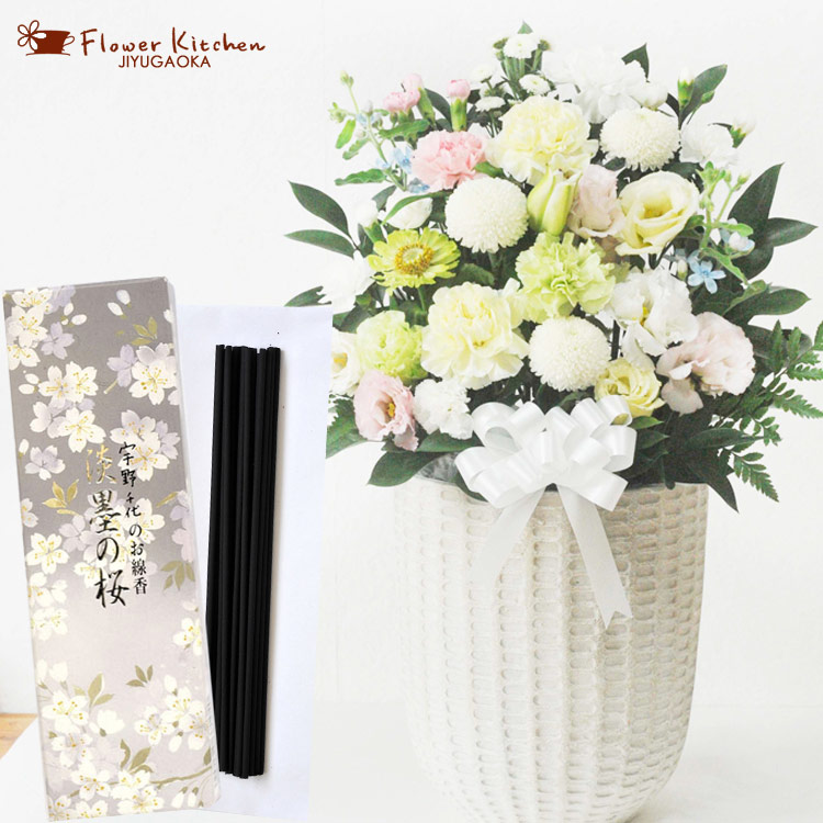 【お供えセット】洋花を使った旬のおまかせ お供え花「風月アレンジ」＆宇野千代のお線香 淡墨の桜 ギフトセット 日本香堂 新盆 初盆 お盆 お彼岸 法事 命日 即日 ペット 枕花 お供え 仏事 弔事 喪中 年賀欠礼 仏花 喪中見舞い 新盆見舞 FKAA