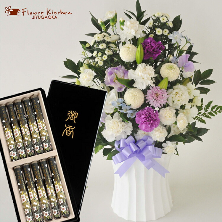 【お供えセット】洋花を使った旬のおまかせ お供え花「かすみアレンジ」＋黒塗箱入り特選・淡墨の桜お線香 アレンジメント 送料無料 新盆 初盆 お盆 お彼岸 法事 命日 枕花 お供え 仏事 弔事 喪中 喪中見舞い 年賀欠礼 仏花 新盆見舞 生花 FKAA
