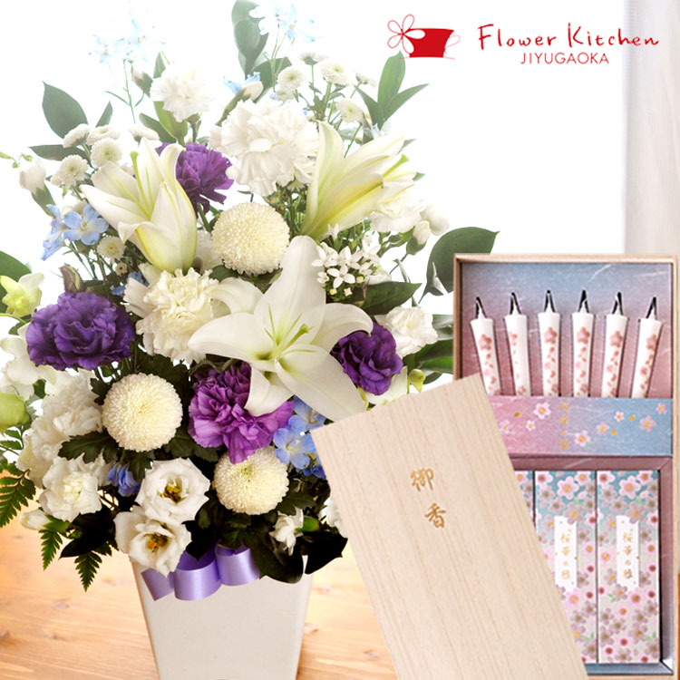 【お供えセット】洋花を使った旬のおまかせ お供え花 Lサイズ ＆カメヤマローソク 絵ローソクと線香のセット「桜華の雅」 喪中お見舞い 線香 贈答用 進物 お供え お盆 お彼岸 お墓参り 喪中 喪中見舞い 年賀欠礼 生花 FKAA FKAASE｜FlowerKitchenJIYUGAOKA