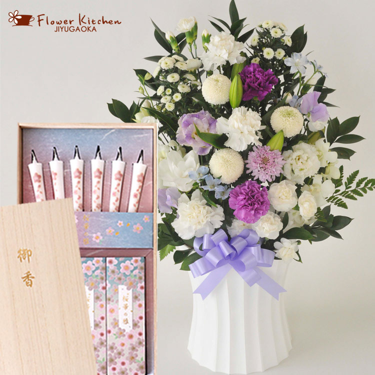 【お供えセット】洋花を使った旬のおまかせ お供え花「かすみアレンジ」 ＆ カメヤマローソク 絵ローソクと線香のセット「桜華の雅」 喪中お見舞い 線香 贈答用 進物 お供え お盆 お彼岸 お墓参り 喪中 喪中見舞い 年賀欠礼 生花 FKAA FKAASE
