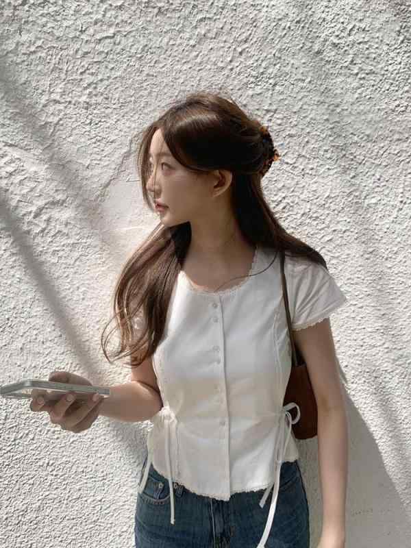 女性用 シャツ トップス 短袖 収腰 デザイン 蕾? レース 花辺 コットン 綿素材 純色 無地 丸首 普通丈 単排ボタン 韓国風 日韓カジュアル スタイル 白色 ブラック 夏 春夏 軽量 通勤 普段使い 部屋着