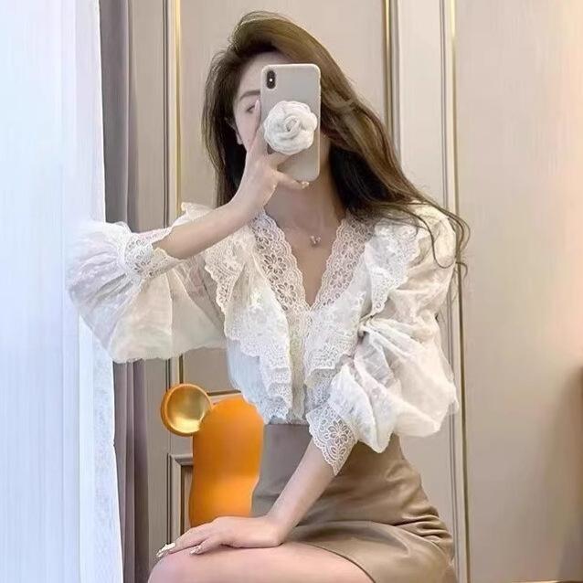 シャツ 女性用 フレンチスタイル Vネック レース トップス デザイン 個性的 ビッグシルエット かわいい 洋気 長袖 フリル 袖 泡泡袖 荷叶領 接触冷感 ポリエステル スパンデックス 無地 セットイン ワイド 普通丈 秋 杏色 セクシー 私服 御姐風