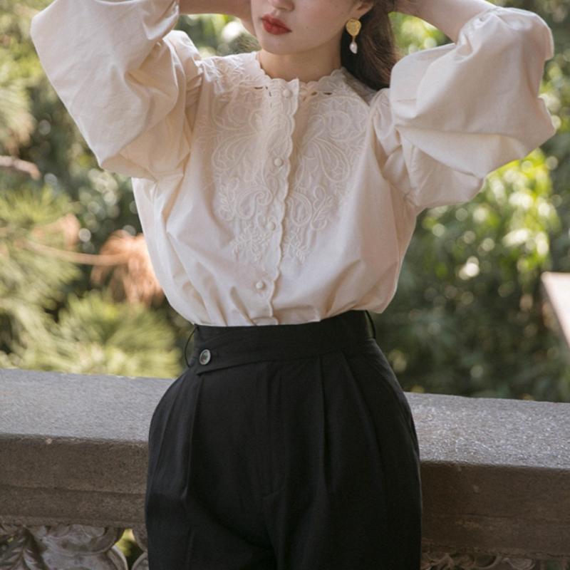 トップス 女性用 刺繍 切り替え 灯籠袖 長袖 シャツ コットン 素材 ベージュ カラーリング ゆったり シルエット 丸首 開襟 ボタン 付け シンプル デザイン 春 シーズン 日常使い 休日 コーディネート