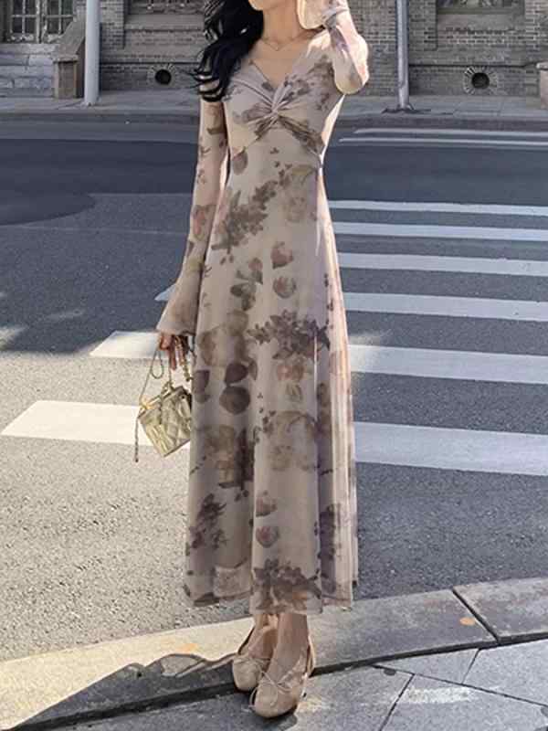 ワンピース レディース 秋 フレンチスタイル 優しい 復古 プリント Vネック ロングドレス 修身 包臀 気質 フレアスリーブ Aライン スカート 高腰 軽熟風 私服 気質 優雅 接触冷感 ポリエステル 混紡 スパンデックス 伸縮性 カラキ花柄 長袖