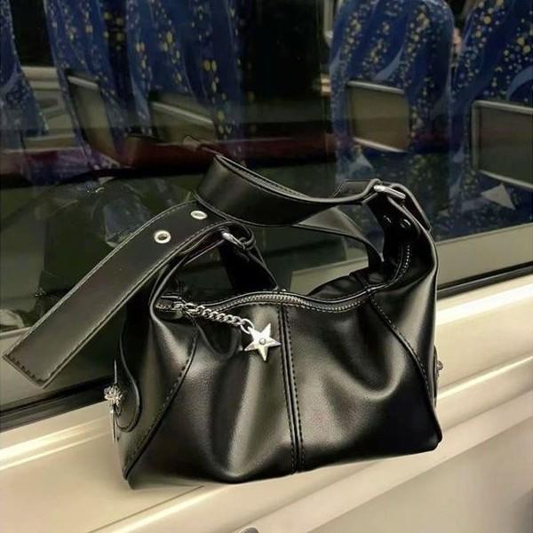 レディース 斜めがけバッグ 馬鞍包 かわいい ミニ ショルダーバッグ 切り替え デザイン 合成皮革 ソフト 横型 方形 黒 単肩 ストラップ 日常使い 都市スタイル シンプル 春 車縫い ステッチ コンパクト 普段使い 軽量 ファッション