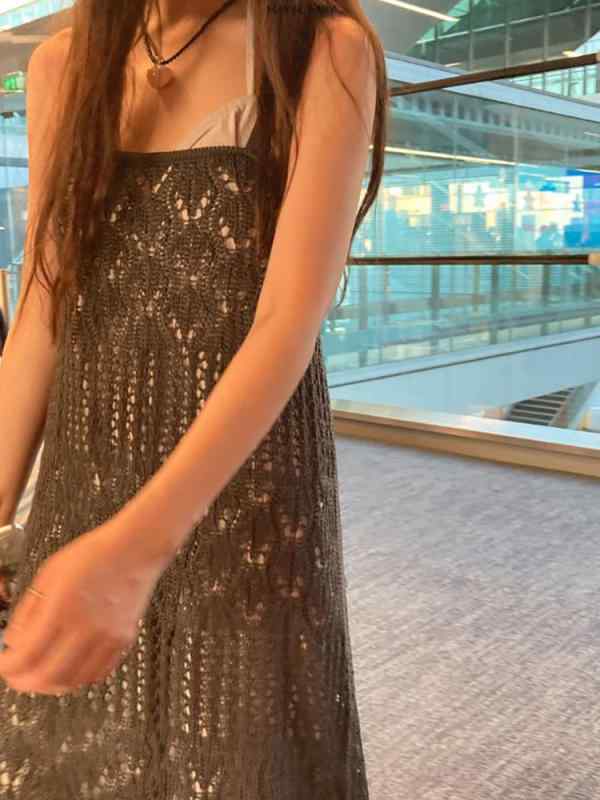 ワンピース 女性用 吊り帯 ロングドレス 夏 接触冷感 ?? 単色 透け感 デザイン 方領 無袖 松腰 切り替え 刺繍 風 日韓 カジュアル スタイル ブラック 系 ゆったり シルエット 吸湿速乾 軽量 普段使い コーデ アイテム