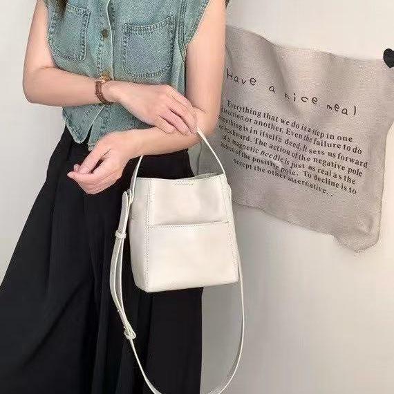レディース 牛皮 水桶型 御徒面子 人はだ 都市表現スタイル 黒いこと カフェオレ ぶどう酒赤いこと コニャック 白いこと 肩かけ 挿し袋 ハンドバック ホンブルグ帽 磁扣 持ちはこび衣嚢 ジップポケット 日常使い走り 冬用