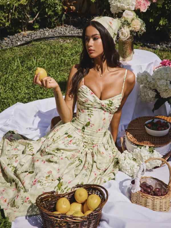 ワンピース 女性用 夏 春夏 南フランス風 千金スタイル フレッシュフラワー プリーツ加工 吊り紐 ロングドレス Vネック ハイウエスト 修身シルエット 清新 甘い 純欲風 気質 優雅 接触冷感 ポリエステル フレッシュフラワー柄 ビーチ リゾート バケ
