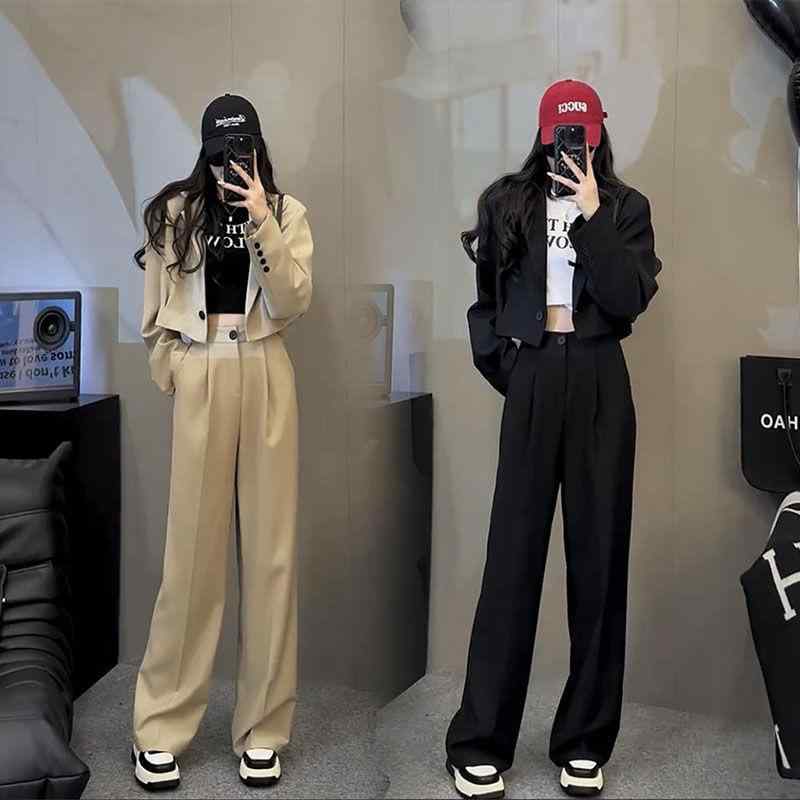 レディース 秋冬 セットアップ ショート丈 西装 ジャケット ストレートパンツ 気質 通勤 スタイル 長袖 ボタン デザイン 切り替え ディテール ポリエステル 混紡 素材 軽量 伸縮性 吸湿速乾 機能 かき色 ブラック カラー 選択可 ゆったり シルエ