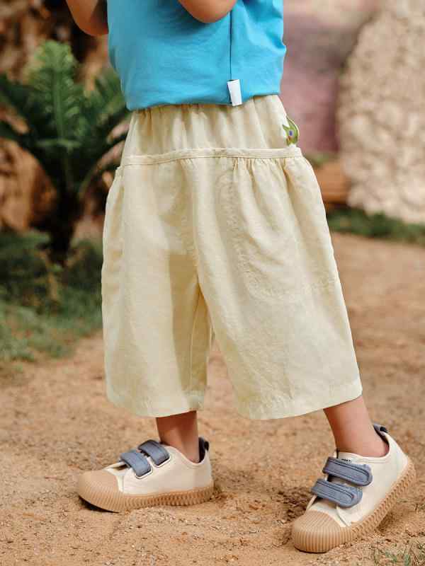 キッズ 男の子 夏用 五分パンツ かわいい スポーツ スタイル 接触冷感 リヨセル 麻 混紡 素材 軽量 通気性 良い 純色 ミルク ライス カラ ミルク セラミ 中腰 ゴム ウエスト 直筒 シルエット ワイド フィット 3-8歳 子供 普段使い 部屋着