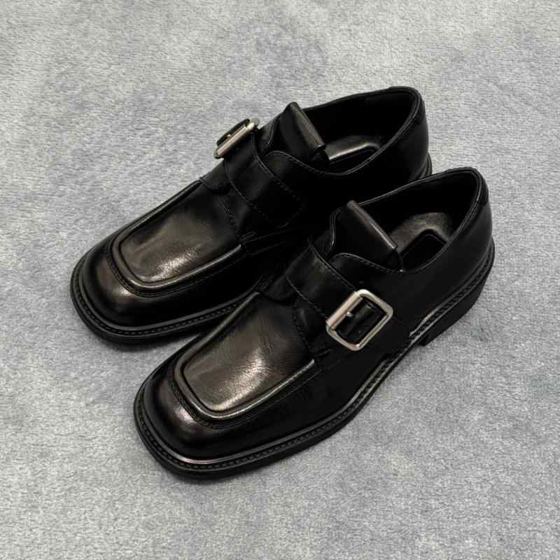小皮鞋 メンズ レディース 牛革 本革 厚底 方頭 置き目毛皮 シングルシューズ 黒いこと 赤銅色 方形中踵 粗かかと 金属元素かざり付ける 胴締めバックル 革うつり変わり 編み目 低・辞 中口 ラバーソール インソール牛革 発条 秋季 日常使い走り 通い