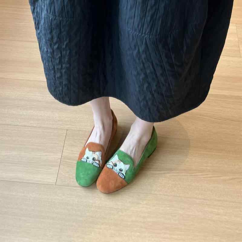 メアリージェーンシューズ 女性用 刺繍小猫モチーフ 復古風 フラットシューズ ローファー インソール高さ調整 丸トゥ スエード素材 低・悉 ラバーソール 超繊細内張り ストラップレス 日常使い ユニセックスカラー グリーン系 ブラウン系 接触冷感 軽量 通
