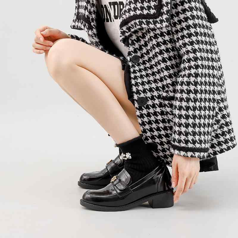 レディース ローファー 革靴 復古風 花柄 ルーズフィット フラットシューズ 厚底 粗中敷き インソール メタル装飾 ラウンドトゥ 低カット 防水台 漆皮 PU素材 純色 ブラック ブラウン コットンライニング ゴムソール スーパーファイバー内張り 春夏