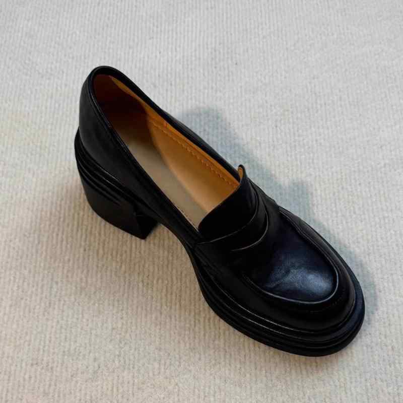 ローファー 女性用 厚底 粗ヒール 復古風 インクリース イージーオン シンプル 通勤 革靴 牛革 羊皮内張り ラウンドトゥ 低・悉 純色 ブラック ブラウン 通年 日常使い 軽量 伸縮性 粘着製法 ラバーソール イギリススタイル セットオン シングルシュ