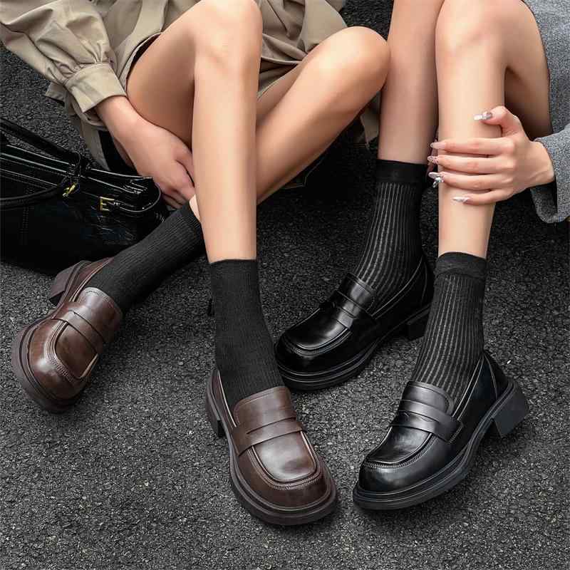 小皮靴 女性用 厚底 ローファー 学院風 メアリージェーン ブラウン ブラック 丸頭 低め粗底 バックル 低・悉 PUレザー 純色 ピッグスエード内張り 合成底 コンパウンドソール ストラップ 秋冬 通学 制服 コーデ 普段使い カジュアル