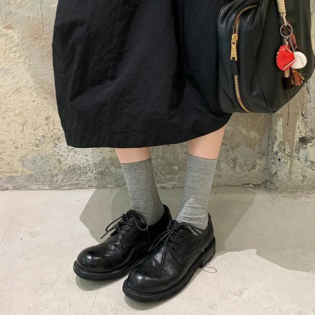 レディース 靴 お上さん用 本革 牛皮 置き目毛皮 シングルシューズ 厚底 ミッドヒール ラウンドトゥ イングリッシュ表現スタイル クロスストラップ 紐締め高 低とり捨てる 深口 羊皮上昇限度 天然ゴム底 くっ付ける作り方 純色 黒いこと 赤銅色 秋冬 春 日常使い走り 返り咲き しわ加