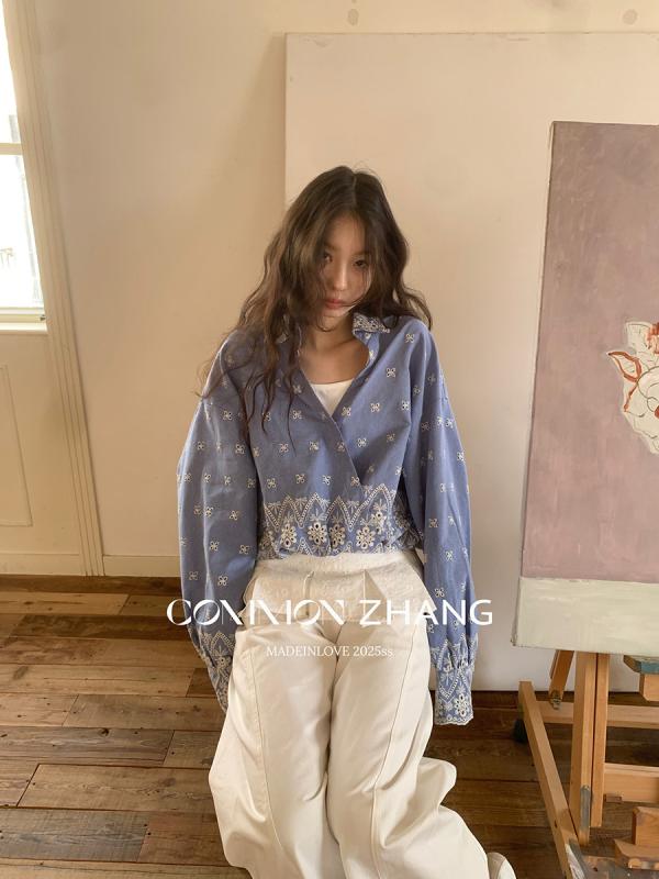 Vネック 刺繍 花柄 長袖 シャツ 女性用 コットン ポリエステル 切り替え デザイン ゆったり フィット 快適 素材 ボタン 装飾 白色 ブルー 春夏 トップス 私服 コーディネート