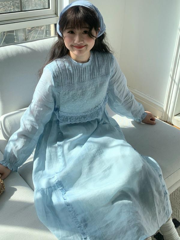 ワンピース 女性用 春季 ロングドレス 森ガール フレンチ ヴィンテージ レース ロマンチック ライトブルー ゆったり Aライン ハイウエスト ラミー 麻素材 プリーツ ロングスリーブ 丸首 ゆったりシルエット 軽量 吸湿性 風通し良い 日常使い カジュ