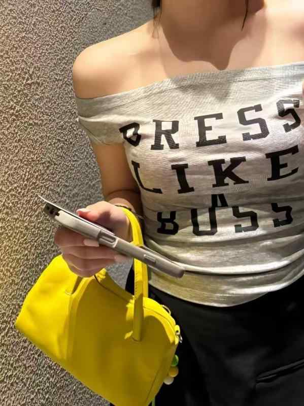 井戸釣瓶御徒面子 成人女性用 可愛らしい 黄味がかった 白いこと 赤 羊皮 本革 ホンブルグ帽 丸型 羅針儀留め 日常使い走り 都市表現スタイル 単肩 流行り物 軽さ パウダーコンパクト ショルダーバッグ ハンドバック 流行り