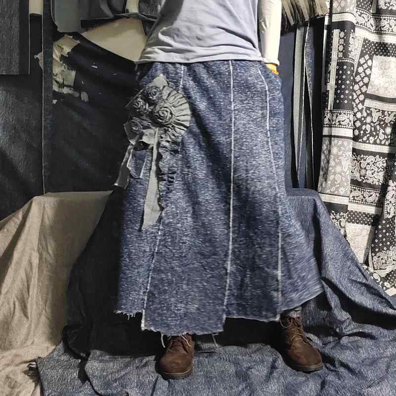 ロングスカート 女性用 半身スカート Aライン 春夏 秋冬 通勤用 普段使い 国風レトロ 刺繍 手刺繍 コットン デニム 水洗加工 ビンテージ風 フリンジ 立体装飾 切り替え ブルー 純色 気質 個性 高級感 軽量 伸縮性 吸湿速乾 ハイウエスト ビッグ