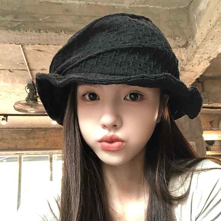 秋冬 女性用 漁夫帽 かわいい 画家風 八角帽 透気 保暖 防風 ブラック ミルクホワイト 韓国スタイル 清新 甘美 ハンドメイド刺繍 丸型トップ 無檐 かわいいクマチャーム 取り外し可能 普段使い 軽量 柔らかい 暖かみ 顔周り ふんわり デザイン ユ