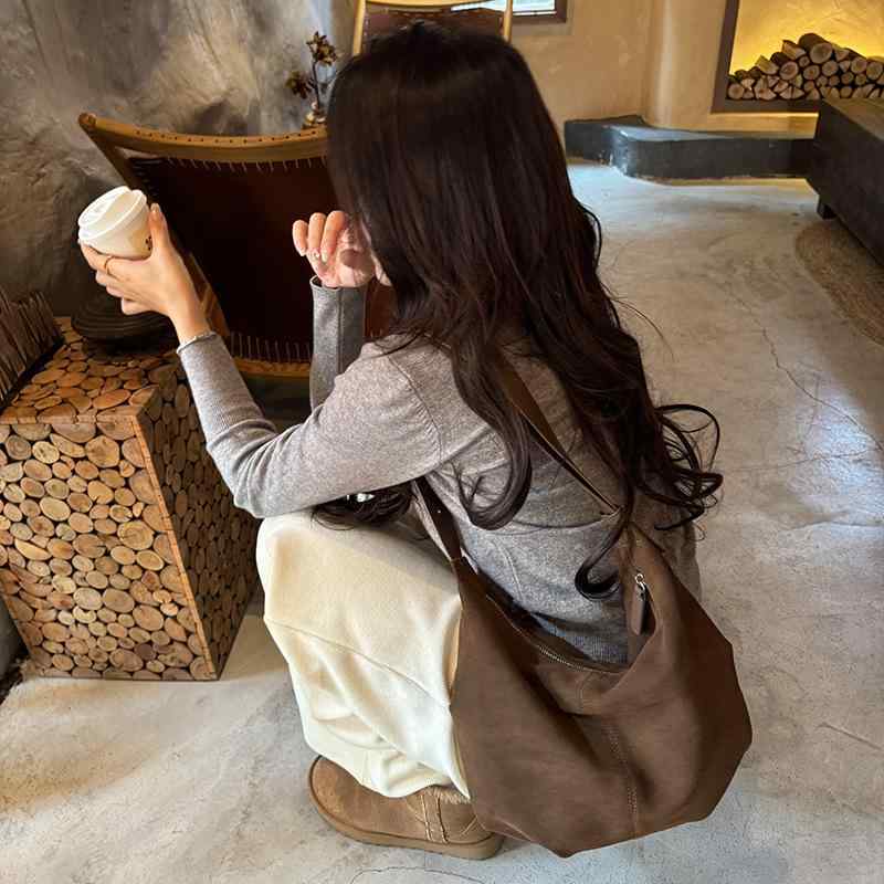 ?子バッグ ユニセックス メラードブラウン 中型 磨砂スエード コットン内張り 車縫いステッチ ダミー型 ジッパー開閉 シングルショルダー 日常使い 肩掛け 斜めがけ ソフト オープン外ポケット 秋冬 カジュアル 復古風