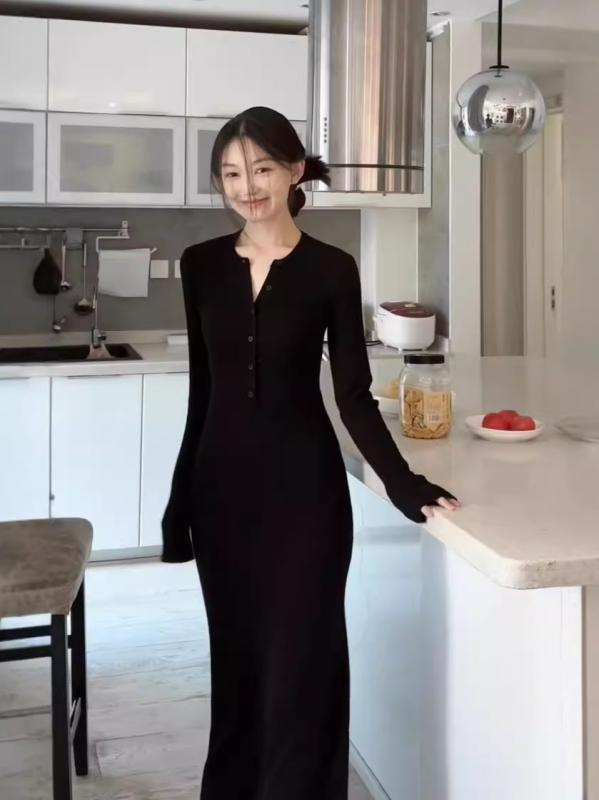 ワンピース 女性用 秋 収腰 黒 長袖 ロング ステップスカート ハイウエスト 気質 スリム ウエストシェイプ ウール混紡 純色 丸首 セットインスリーブ 韓国風 カジュアル 単品 基本デザイン 早秋 スタイルアップ 提臀 暖かみ 伸縮性