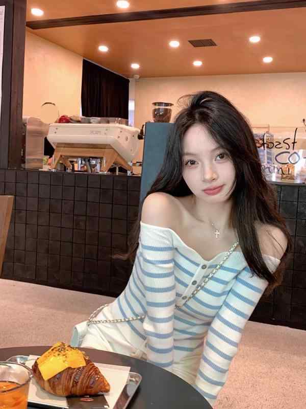 ニット トップス 女性用 春夏 ブルー ストライプ 切り替え 修身 スリム セクシー ワンショルダー 長袖 セットインスリーブ 接触冷感 粘着繊維 気質 通勤 普段使い 伸縮性 軽量 中厚 普通丈