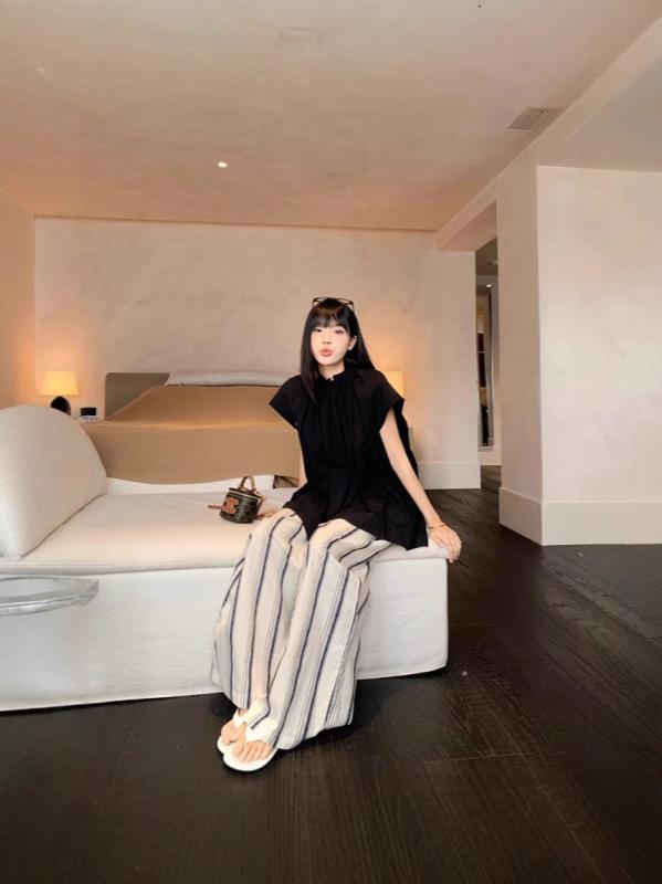 レディース トップス シャツ ブラウス 黒 綿麻 素材 快適 ゆったり デザイン セット ワイドパンツ 縦ストライプ 柄 麻 生地 長丈 韓国風 カジュアル 日常使い 春夏 軽量 通気性 伸縮性 三分袖 ゆったりシルエット セットアップ コーディネート