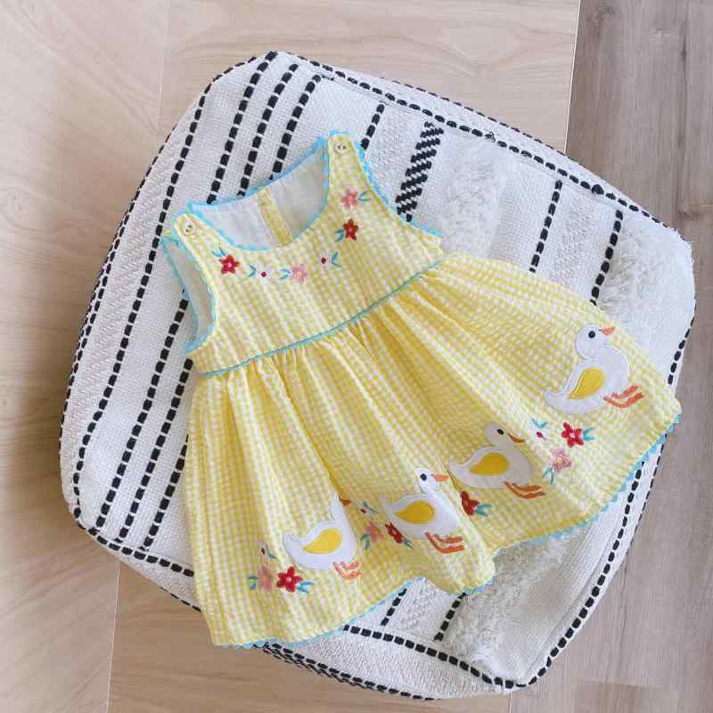 女児 無袖 刺繍 バックレス ワンピース 女の子 子供服 夏用 綿素材 かわいい ダック柄 プリンセス スカート 甘め スタイル 柔らかい 生地 黄色 通気性 軽量 3～6歳 100～120cm