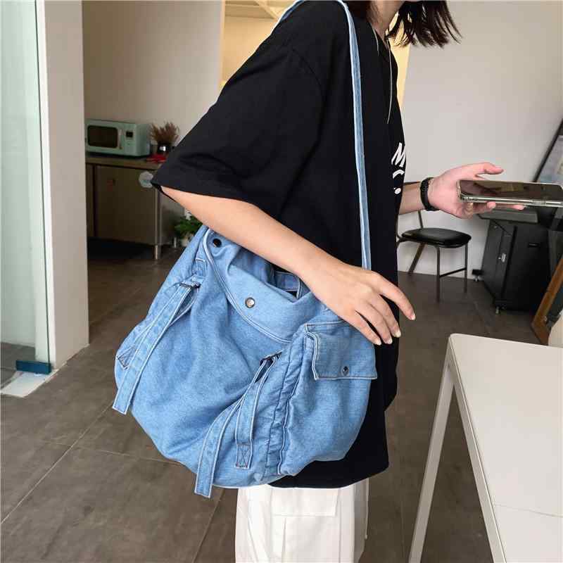 斜?バッグ 女性用 牛仔布 キャンバス トートバッグ 韓国風 シンプル 単色 中型 横型 方形 磁扣 ソフト 深ブルー ライトブルー 街頭 潮流 日常 デイリー 学生 通学 肩掛け ショルダー シングルストラップ ジップポケット カードスロット 携帯ポケ