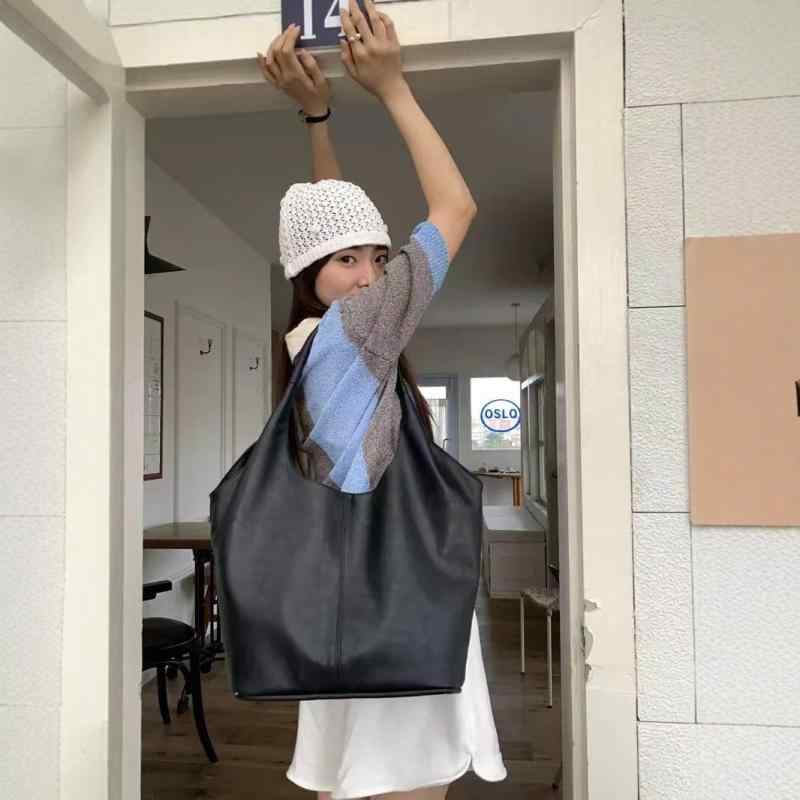 トートバッグ 女性用 秋 シンプル ブラック 枕型 大容量 単肩 肩掛け 都市風 普段使い 軽量 PU素材 磁扣開閉 車縫いステッチ 柔軟 ダブルストラップ ジッパー内ポケット オープン外ポケット 通勤対応 ショルダーバッグ ハンドバッグ