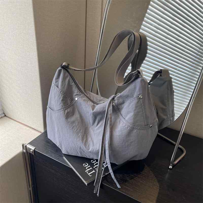 トートバッグ 女性用 大容量 トート ショルダーバッグ ブラック 米白色 グレー ピンク 布地 軽量 横型 方形 ジッパー 開閉 単肩 肩紐 車縫い ステッチ 都市 シンプル 日常使い 中サイズ 柔軟 ポケット 付き 通勤 通学 普段使い かわいい ファ