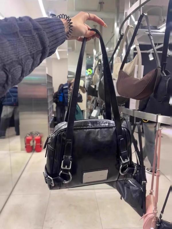 ショルダーバッグ 女性用 街頭トレンド 斜めがけ ボーリング柄 復古 ハンドバッグ シングルショルダー ミディアムサイズ PU素材 横型四角 ジップ開閉 立体ポケット ステッチ ポリエステル裏地 中硬度 シングルストラップ 日常使い ブラック 赤褐色 春
