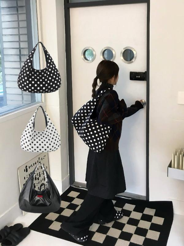 トートバッグ 女性用 春夏 都市 シンプル デザイン 波点柄 プリント 両面使用 可能 シングルショルダー ハンドバッグ 肩掛け 手持ち 切り替え ステッチ ブラック ホワイト カラーバリエーション PU素材 中型 ソフト 丸型 オープニング 日常使い
