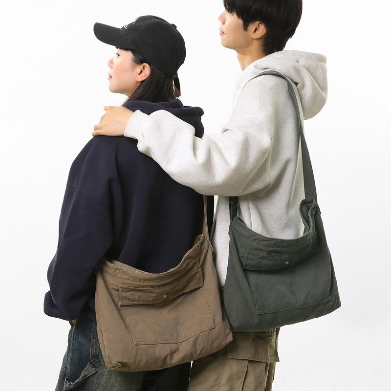 トートバッグ ユニセックス 帆布 大型 横型 方形 ショルダー メッセンジャー 斜めがけ 日常使い 黒 緑 グレー カーキ 春季 車縫線 ステッチ 軽量 キャンバス素材 ユニセックススタイル ショッピングバッグ 学生向け トレンド レジャー トート 帆布