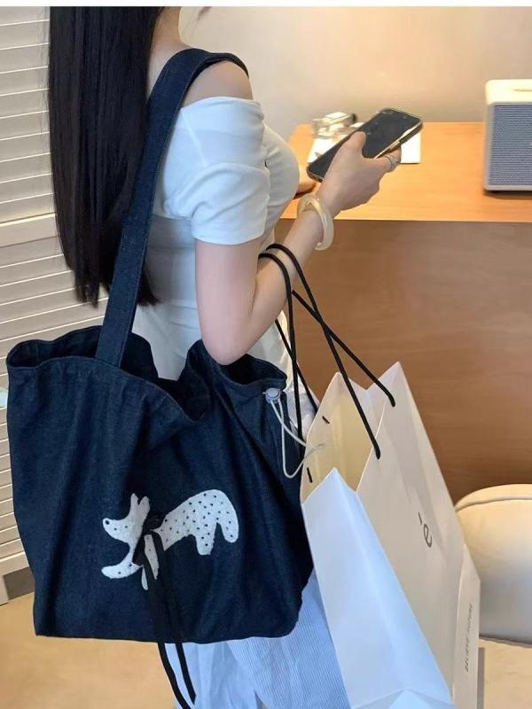 トートバッグ 女性用 デニム ブルー 春夏 中型 軽量 大容量 学生 通勤 日常使い 単肩 横型 方形 ソフト 車縫い ステッチ ?? ライニング 携帯ポケット ダブルストラップ 肩紐 かわいい 甘め フレッシュ スタイル 切り替え