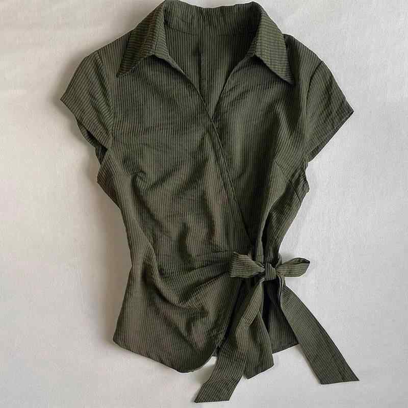 シャツ 女性用 夏 オリーブグリーン 短袖 Vネック 泡泡袖 切り替え 収腰 修身 トップス 気質 通勤 都市風 ポリエステル 吸湿速乾 軽量 伸縮性 蝶結び バイアス リボン ストライプ パターン セットイン プルオーバー 女性服 ブラウス チュニック