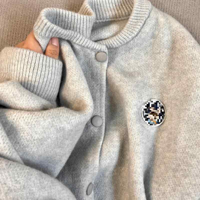 ニット カーディガン レディース 秋冬 長袖 丸首 羊毛風 柔らか クマ刺繍 切り替えデザイン 厚手 ポリエステル アクリル混 伸縮性 中厚 ボタン留め 普通丈 甘め 優しいスタイル 快適カジュアル 杏色 グレー系 ブラック アイボリー ピンク