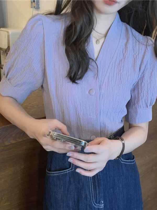 Vネック 短袖 シャツ 女性用 泡泡袖 切り替え デザイン フレンチ ビンテージ トップス かわいい 直筒型 単排ボタン 甘め 清新 スタイル ポリエステル 素材 紫 緑 白 カラーバリエーション 軽量 吸湿速乾 通勤 普段使い 春夏 向け