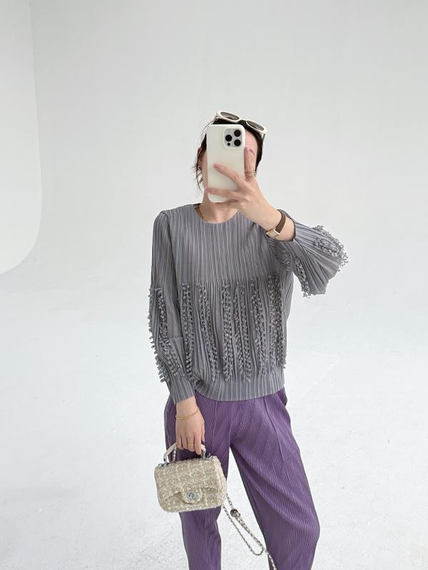 長袖 Tシャツ 女性用 秋 泡泡袖 フリンジ デザイン ゆったり プリーツ ママコーデ トップス 通勤 気質 涼感 ポリエステル 素材 丸首 セットイン 袖 普通丈 グレー ブラック ブロンズ カラーバリエーション 伸縮性 高温定型加工 気質 通勤風 優