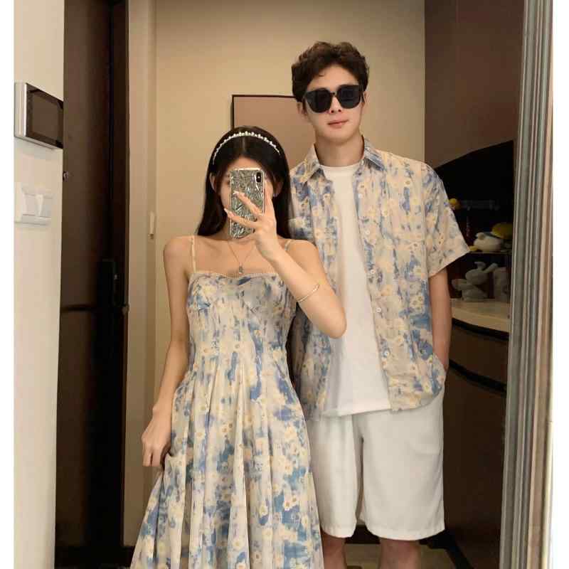 サマーリゾート ペアセット 女性 吊帯 ロング ワンピース 男性 短袖 Tシャツ 雪? プリント 花柄 Aライン ハイネック 中腰 街頭スタイル ビーチ バカンス 軽量 通気性 吸湿速乾 セットアップ 春夏 コーディネート