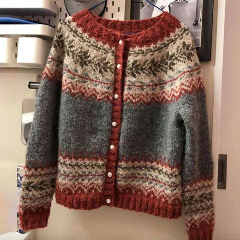 レディース ニットカーディガン 秋冬 長袖 開襟 単排ボタン 刺繍柄 切り替えデザイン 灰色 ポリエステル 鹿毛風 ミドルゲージ 街頭スタイル ゴシック風 甘め清新 通常シルエット 普通丈 丸首 吸湿速乾 軽量 普段使い 通勤対応 再生繊維 ビッグシルエ