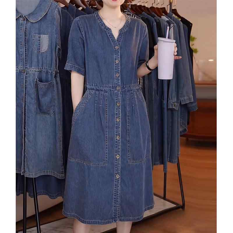 ワンピース 女性用 春夏 デニム 素材 接触冷感 薄手 軽量 伸縮性 吸湿速乾 Vネック 短袖 中腰 ハイウエスト 切り替え デザイン ボタン 明線 プリーツ 膝丈 ロング スカート スタイル ゆったり 大きいサイズ 体型カバー ヒップ隠し 日常使い 街