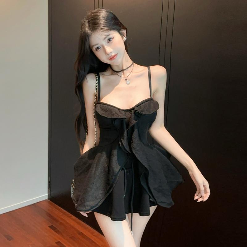 レディース 吊り紐トップス スカート セット 荷葉エッジ デザイン セクシー かわいい 私服 スタイル 切り替え 無袖 ショート丈 スカート ポリエステル 素材 軽量 通気性 良い ブラック ホワイト カラー バリエーション 普段使い セットアップ コー