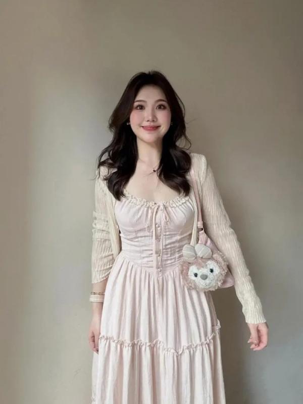 レディース セットアップ かわいい ピンク 吊り紐 ロング ワンピース ドレス 雪紡 素材 軽量 透け感 ウエスト シェイプ スリム 効果 フレア スカート シフォン 生地 涼しい 夏 コーデ 休日 スタイル 気品 優雅 無袖 Vネック カーディガン ロ