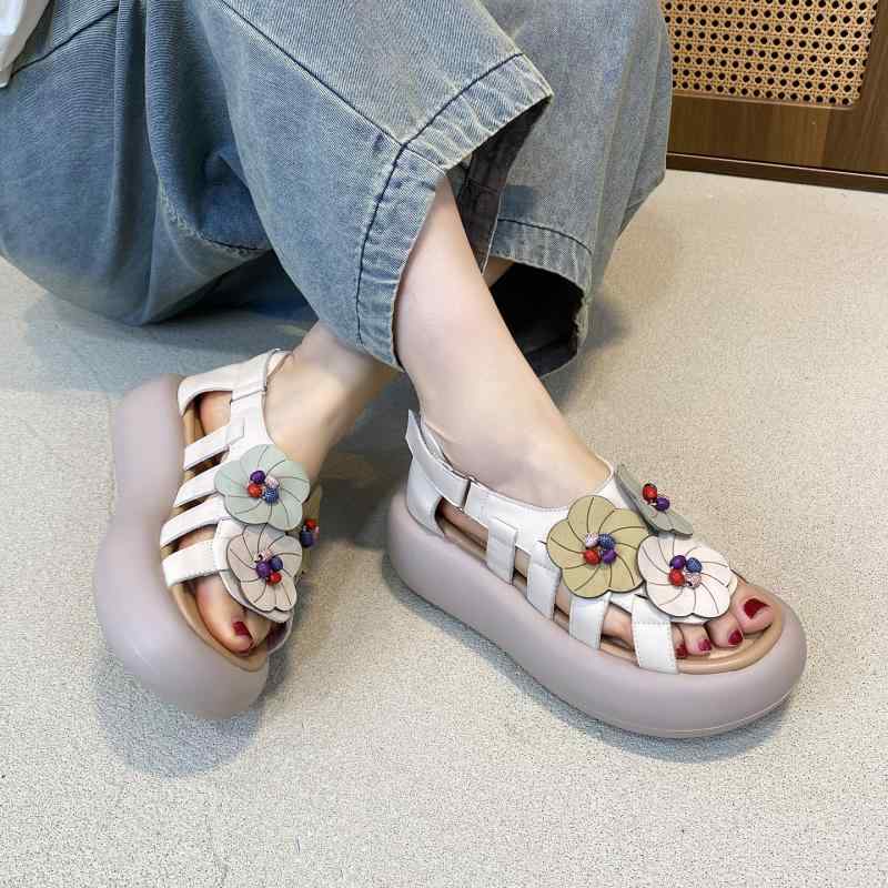 成人女性用 永遠の都サンダル 夏用 返り咲き風 花柄 刺しゅう 厚底 オープントゥ 置き目踵 軽さ 延性のある 芽白 浅黄 牛皮 練りあわせるなめし革 ラウンドトゥ 巫女寄せ磁気テープ 着脱飾り気の無い 日常使い走り 心地好い 痛いところ今めかしい