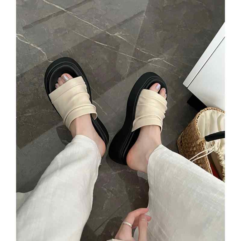 サンダル 女性用 厚底 夏 春夏 切り替え ビーチサンダル 一本ストラップ クッション 日常 外出 丸トゥ 軽量 超繊細素材 銀色 ブラック アイボリー ベージュ 35-40cm ラバーソール 伸縮性 吸湿速乾 ビッグシルエット 休暇 リゾート 普段使い