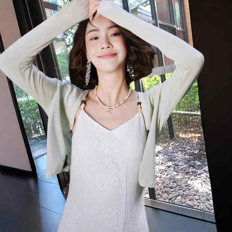 ニットカーディガン 女性用 春夏 長袖 Vネック 短丈 レイヨン混 接触冷感 防風 防紫外線 切り替えデザイン 弧形裾 ブラック ホワイト グリーン 軽量 通勤 普段使い 伸縮性 吸湿速乾 ハイエレガント カジュアル